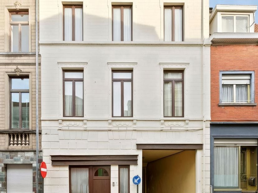 -- Bezoek enkel mogelijk na afspraak --<br />
Centraal gelegen in een aangename woonomgeving te Geraardsbergen, bevindt zich deze ruime en karaktervol