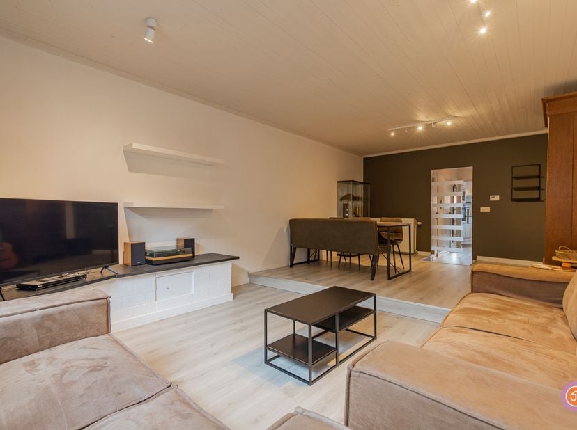 Vandaag nemen we je mee naar dit duplex appartement, gelegen in het bruisende centrum van de gemeente Bornem. De gemeente staat bekend voor zijn wonde