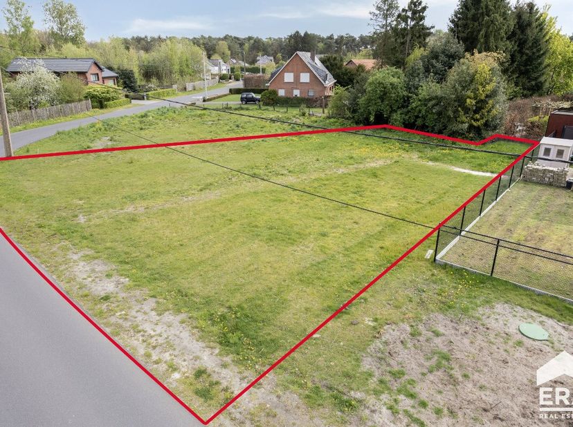 Op zoek naar de ideale locatie om uw droomwoning te realiseren? Deze mooie bouwgrond, gelegen in de rustige Kapelstraat te Balen, biedt een uitstekend