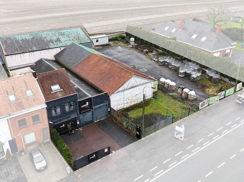 Woning met loodsen op +-2000 m² te Aalbeke.<br />
<br />
Deze handelswoning is momenteel nog actief en verhuurd voor 1000 euro per maand. Een bar met