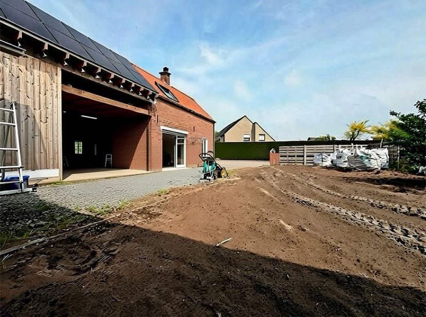 Ben je op zoek naar een woning die je volledig naar eigen smaak kan afwerken, en dit in een rustige en aangename omgeving?<br />
Dan is dit pand in Ze