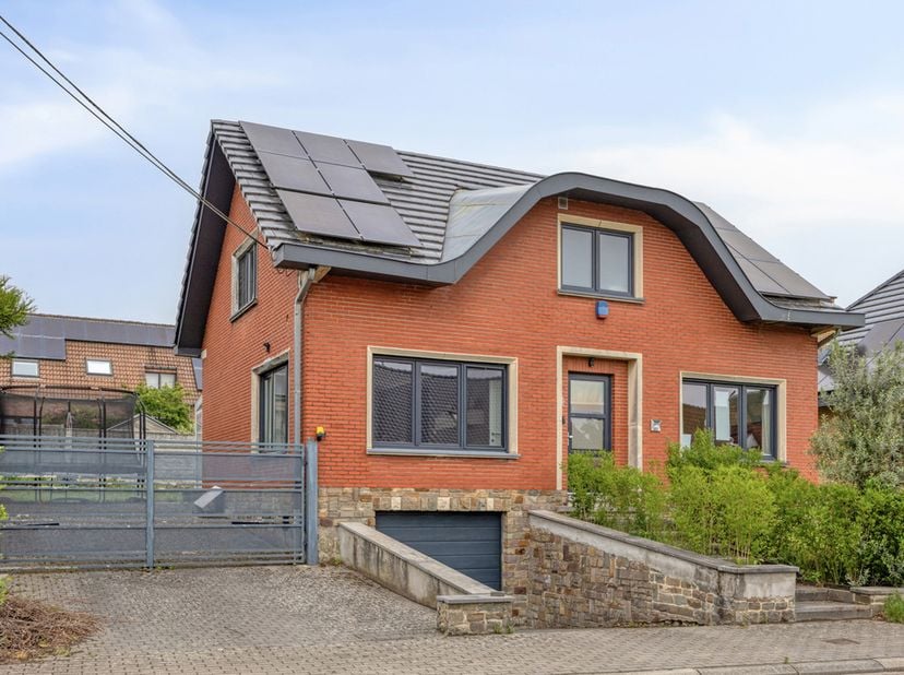 Ruime gezinswoning centraal gelegen te Hoeilaart. Vlakbij winkels, scholen en het station. <br />
Deze woning staat op een terrein van +/-4a71ca en he