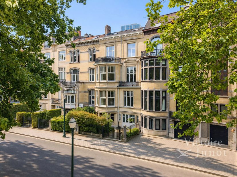Gelegen in de zeer gewilde wijk van de Ixelles-meertjes, elegant herenhuis, gebouwd door architect Ernest Delune, met een oppervlakte van ± 520 m² bru
