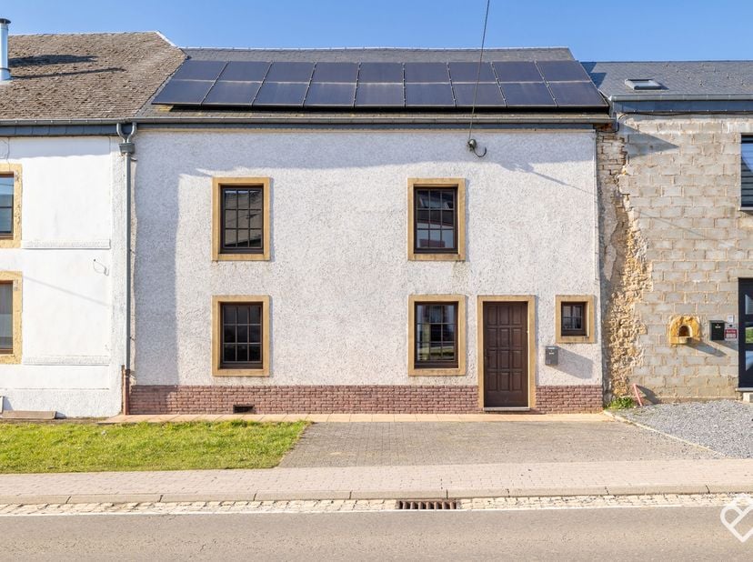 Découvrez cette charmante maison de caractère implantée à Chatillon, offrant un large potentiel pour les familles en quête d'espace et de possibilités