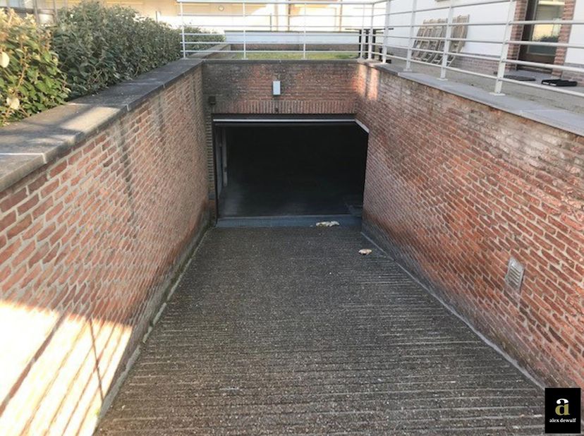 Emplacement voiture à louer avenue Jozef Nellens<br />
Hauteur : 1,9 m<br />
Largeur : 2,4m<br />
Profondeur : 4,7m