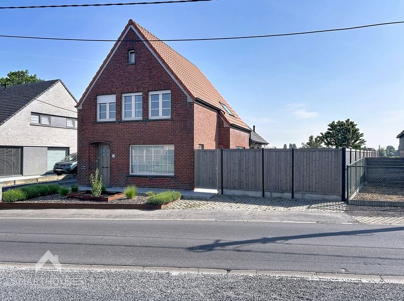 Ruime energiezuinige alleenstaande woning op een interessante locatie bestaande uit een inkomhal met afzonderlijk toilet, ruime leefruimte met eet-en
