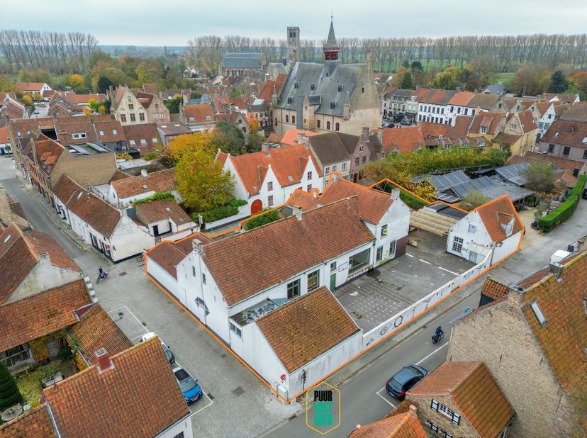 Ingebed temidden van het  pittoreske Damme (Speystraat  2 - Slekstraat 3 , tussen Stadhuis en Damse Vaart binnen de historische stadswallen) vinden we