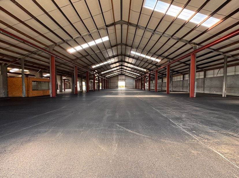 Op een vlot bereikbare bedrijvenzone langs de Industrieweg in Zwevezele ligt deze ruime en functionele magazijnruimte van +/- 1.890 m². De locatie gen