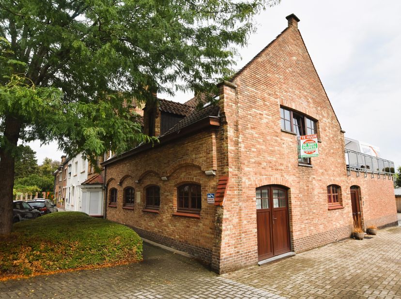 Op een rustige ligging in een residentiële wijk in Assebroek, met vlotte toegang tot winkels, openbaar vervoer en belangrijke verbindingswegen, bevind