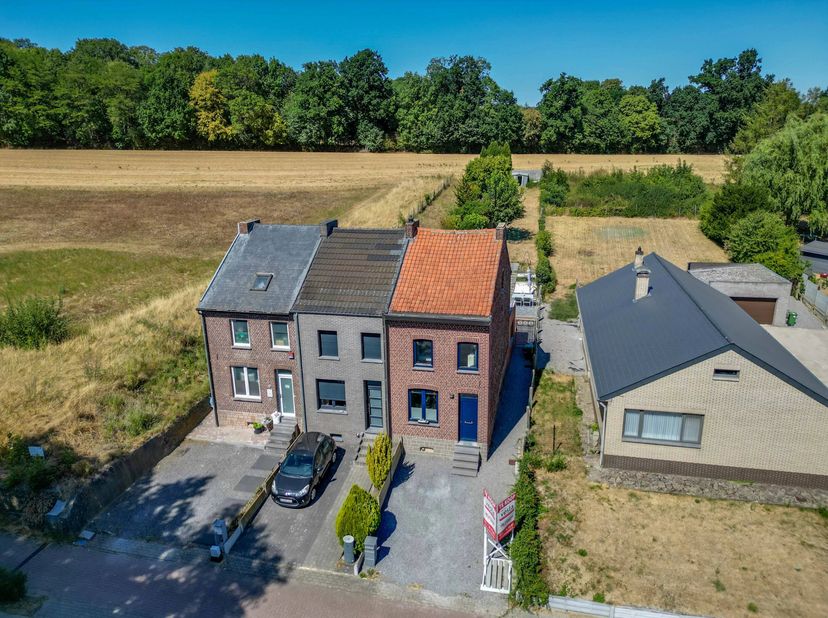Deze deels te renoveren halfopen bebouwing met 106 m² bewoonbare oppervlakte ligt in het landelijke Gingelom.<br />
De woning beschikt over twee ruime