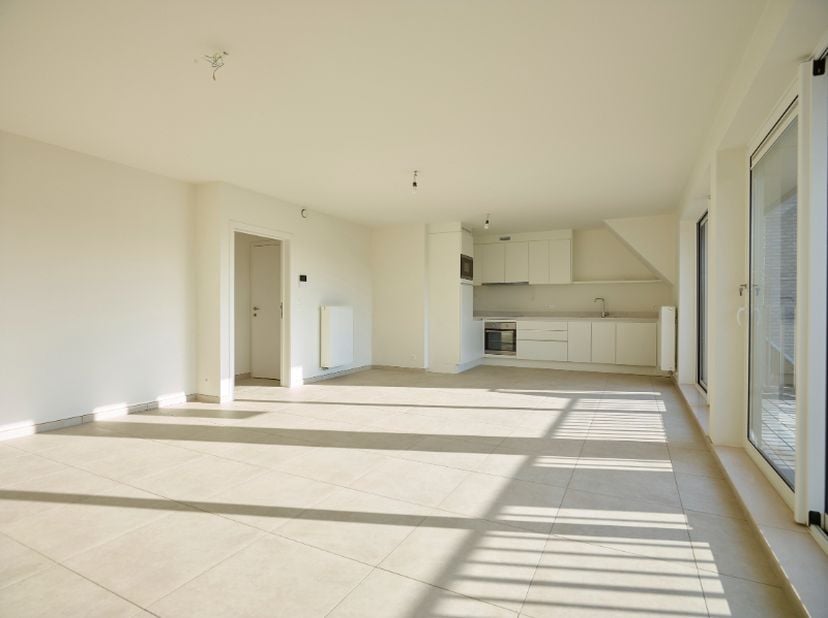 Dit appartement is volledig afgewerkt met hedendaagse kwaliteitsmaterialen , heeft 3 kamers en groot terras, reeds geschilderd.<br />
Zonnige ruime li
