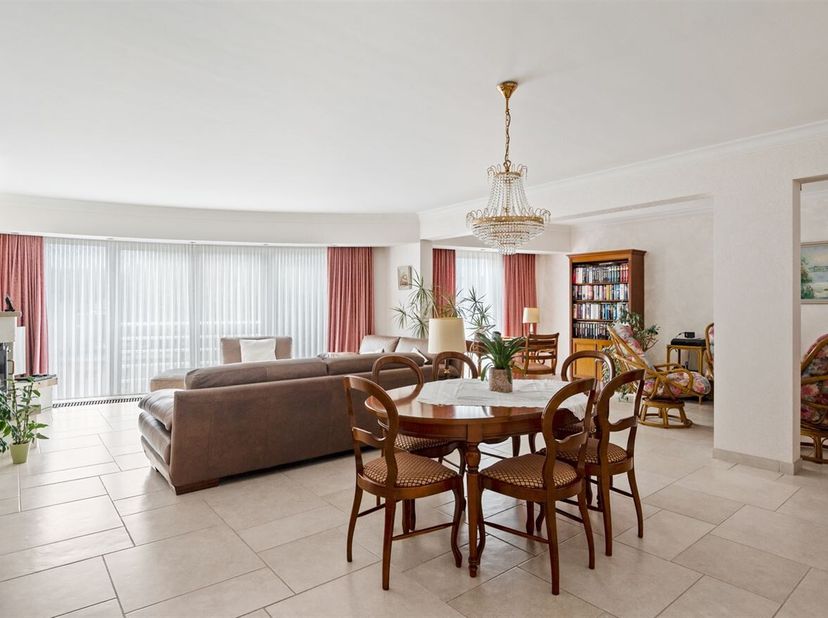 Journée portes ouvertes le samedi 14 mars de 14h à 15h<br />
Spacieux app. (ca.139m²) avec 2 chambres, terrasse et garage box optionnel<br />
Vous rec