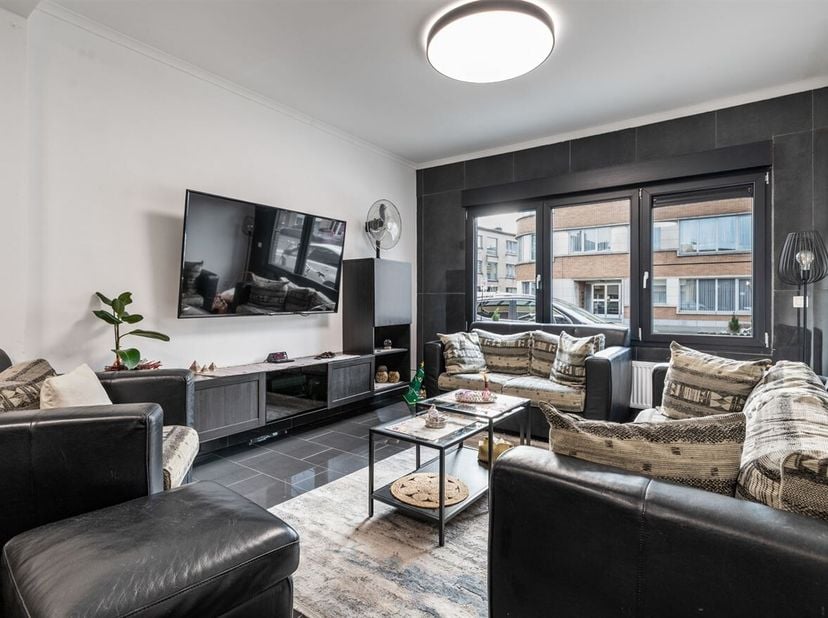 In de Eeuwfeestlaan te Lier bevindt zich deze volledig gerenoveerde woning (2022), gelegen op een uitstekende locatie met alle nodige voorzieningen bi