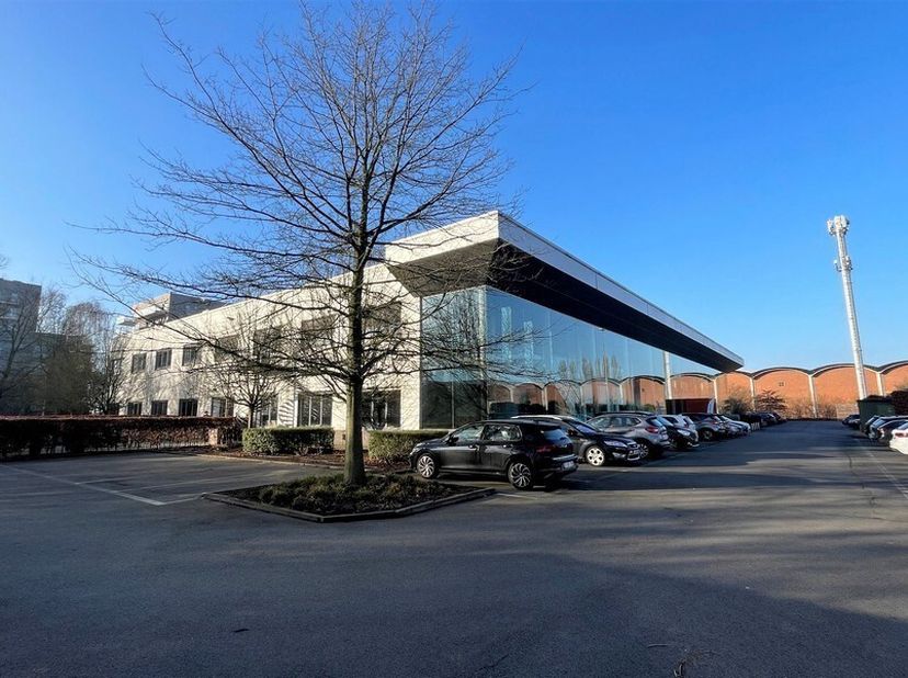 800m² de bureaux prêts à l'emploi au 1er étage<br />
Emplacement : dans un parc PME sur la rive gauche avec un accès facile à la R1 et aux transports