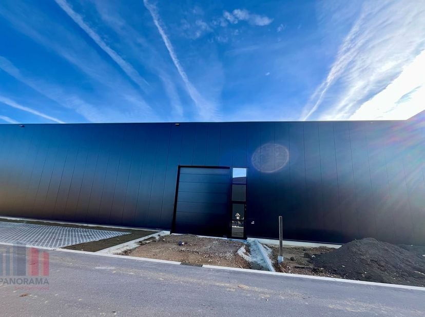 Bâtiment industriel de 876 m² à vendre à moins de 3 km du Ring de Hasselt.<br />
<br />
L'entrepôt (classe de feu C) bénéficie d'une hauteur libre de