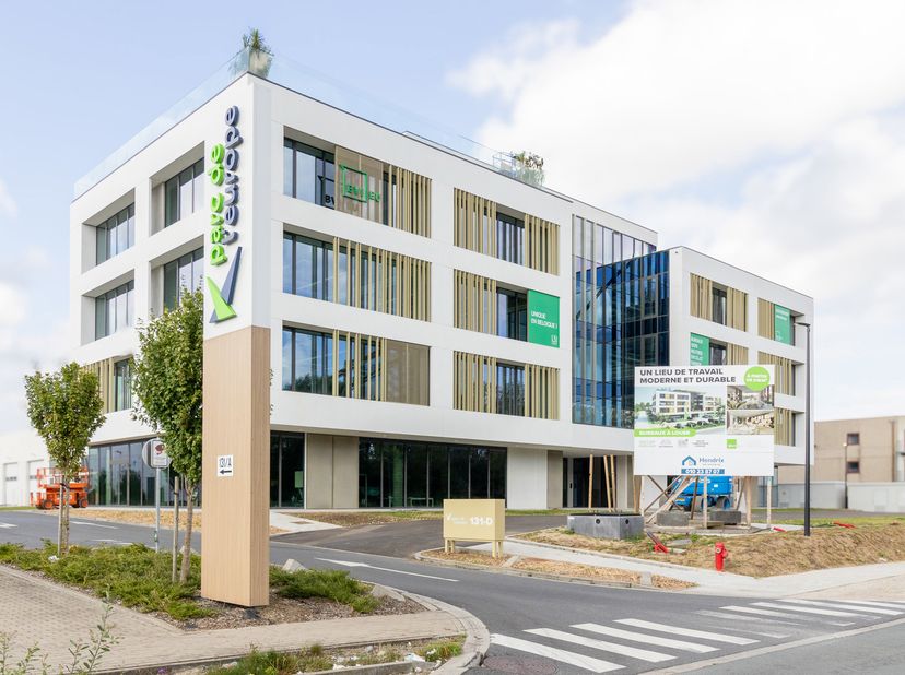 <br />
Plusieurs espaces disponibles à la location sur ce projet tout neuf, possibilité de louer une surfaces entre 221 et 1.800m²<br />
Espace intéri