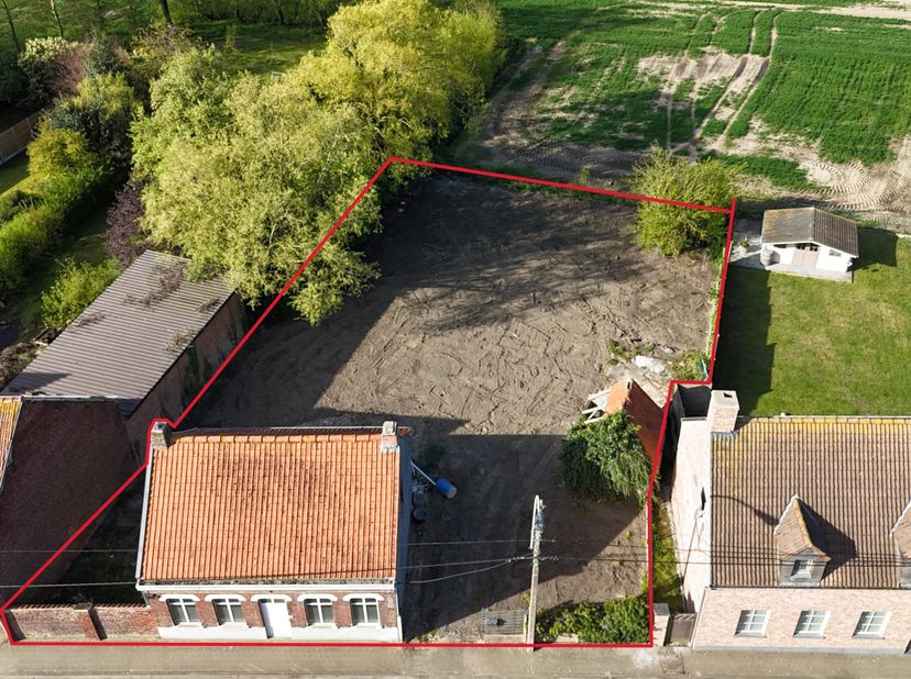 In de Klerkenstraat in Houthulst vinden we deze renovatiewoning met zeer veel potentieel.&amp;nbsp;<br />
Het volledige perceel is gelegen in woongebied e