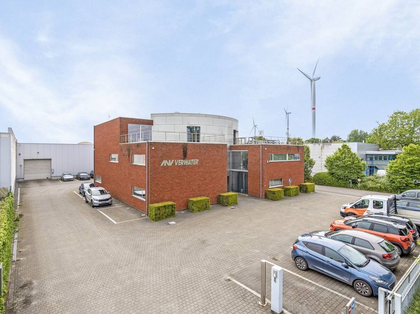 L'immeuble de bureaux est situé sur la Rijkmakerlaan à Essen. Une zone industrielle bien connue, facilement accessible et accessible.<br />
Le bâtimen