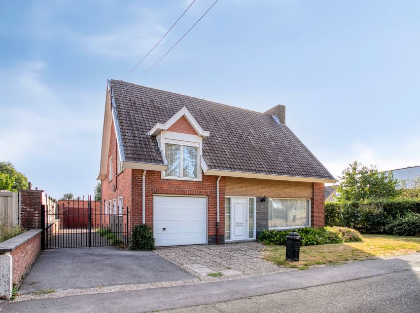 Topligging in Aalbeke...<br />
<br />
Vanuit de inkomhal is er toegang tot de leefruimte enerzijds en de keuken anderzijds. Achter de woning is er een
