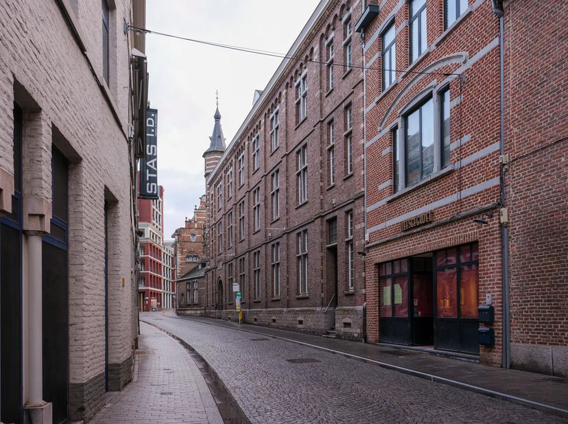 Dit ruime voormalige klooster biedt een totale oppervlakte van meer dan 4000 m². Er zijn ook verschillende projectmogelijkheden hierbij (woonfunctie,
