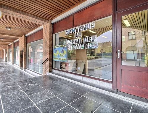                                         Entrepôt avec habitation à vendre à Mouscron, € 179.000
