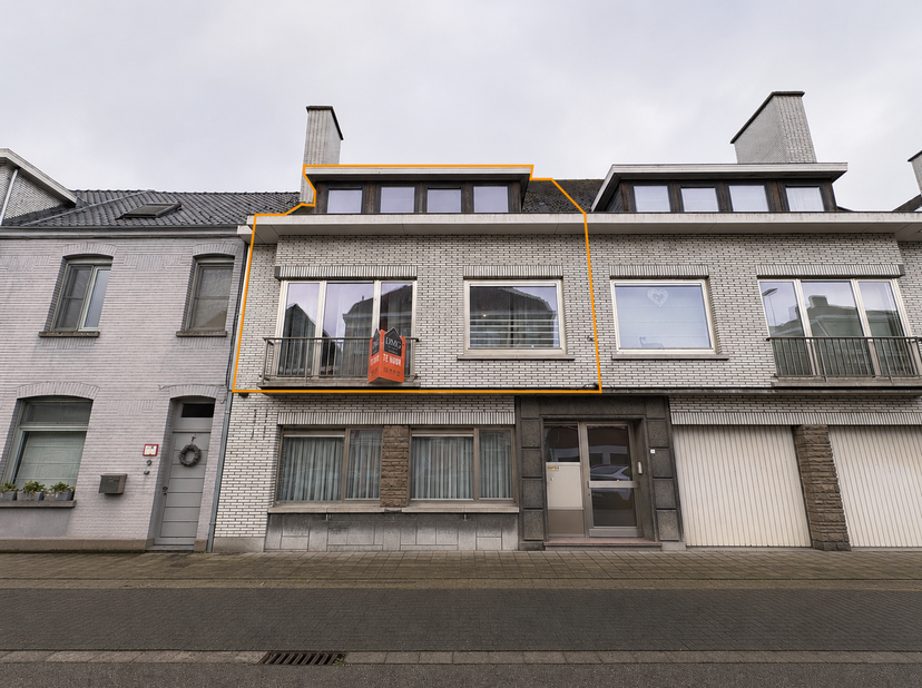 Dit ruime duplex appartement bevindt zich in een kleinschalige residentie in Oudenaarde en biedt een aangename combinatie van ruimte, comfort en natuu