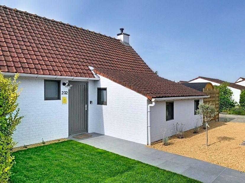Ontdek deze instapklare woning in het geliefde Domein Duinendaele in Adinkerke (De Panne), een unieke locatie aan de rand van het duinenreservaat. Hie