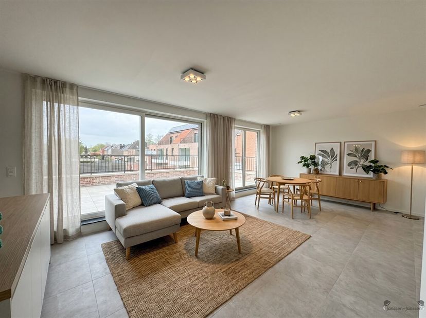 Luxueus nieuwbouwappartement (2025) op centrale ligging, vlakbij winkels, scholen en ov . Er is een inkomhal met toegang tot alle ruimtes, een lichtri