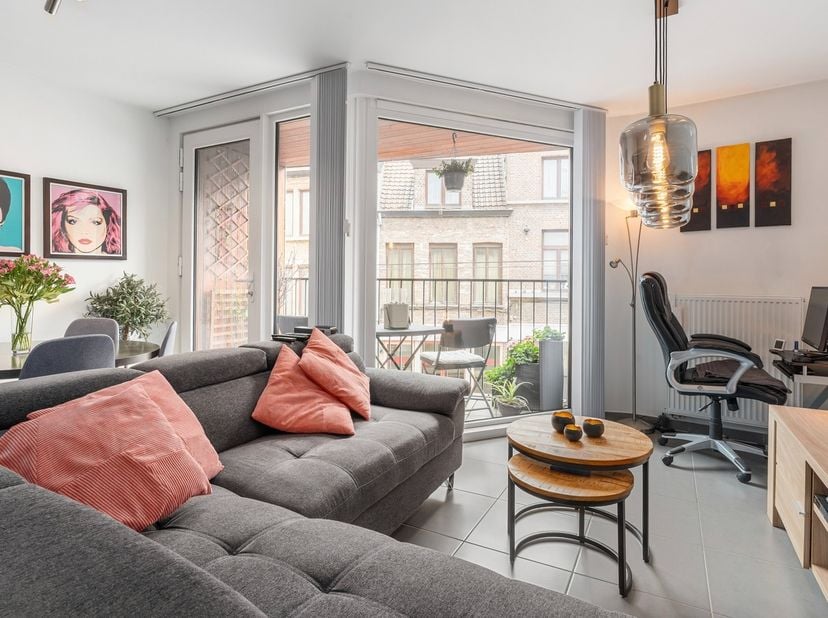 Op een toplocatie in de Sleepstraat in Gent bieden wij een prachtig appartement aan, gelegen op de eerste verdieping van een modern appartementencompl