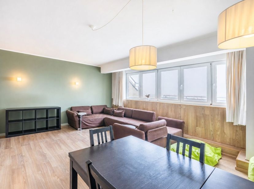 Ruim appartement met 2 slaapkamers en een ruim zuidgericht terras te koop op de Zeedijk te Koksijde-Bad. Dit appartement (90 m²) is gelegen in de resi