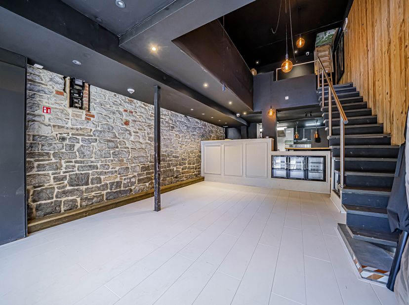 Deze gerenoveerde, betegelde commerciële ruimte van 47 m² bevindt zich op de begane grond, ideaal gelegen in het hart van het toeristische centrum van