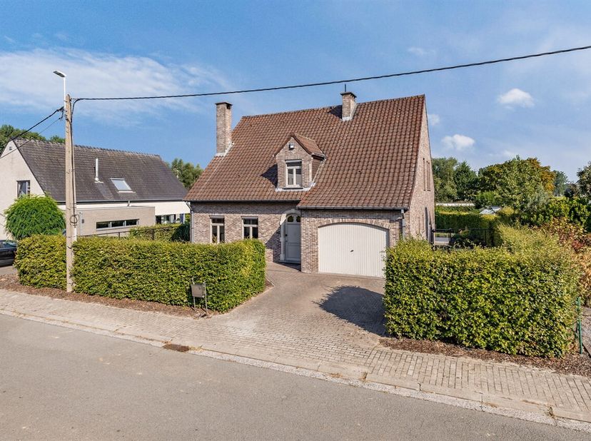 Op zoek naar een ruime en comfortabele gezinswoning in een rustige omgeving? Deze vrijstaande woning, gebouwd in 1991, combineert een royale bewoonbar