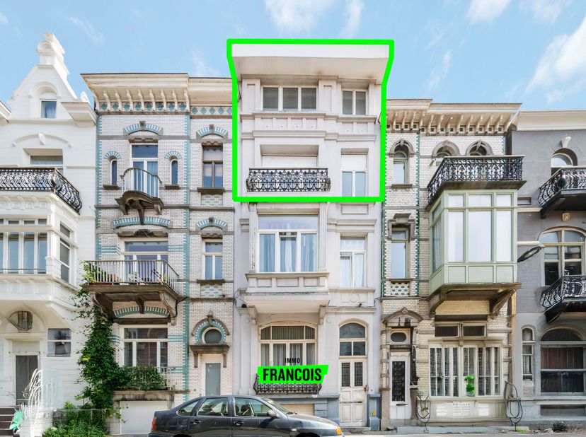 Dit authentiek duplex appartement is gelegen in het hart van de Belle Epoquewijk te Oostende. De buurt wordt getypeerd door stijlvolle herenhuizen en