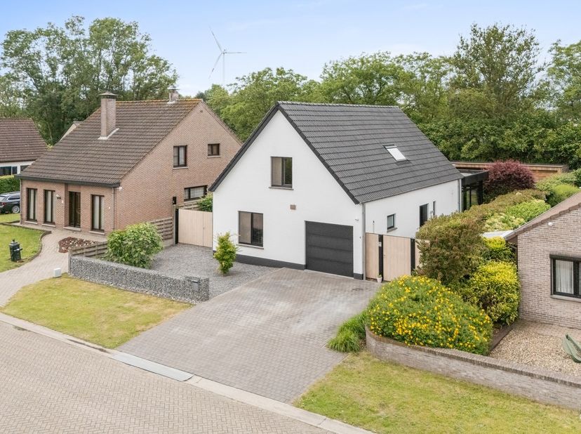 In een gegeerde wijk op wandelafstand van het centrum van Brecht bevindt zich deze vernieuwde woning met stijlvolle en lichtrijke uitbouw.<br />
De w