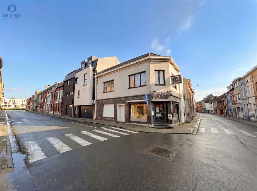 BIEN GÉNÉRATEUR DE REVENUS AVEC ESPACE COMMERCIAL ET APPARTEMENT <br />
Bien d'investissement à vendre dans le centre de Geraardsbergen. <br />
Au rez