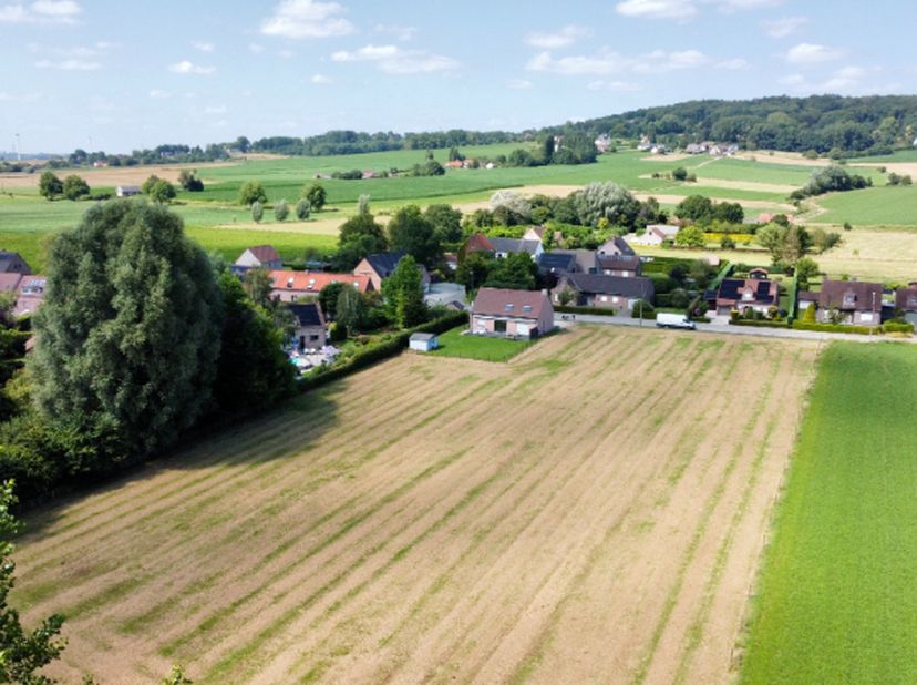 Met een oppervlakte van maar liefst 6600m², biedt deze grond voldoende ruimte om + -&amp;nbsp;10 woningen (type OPEN BEBOUWING OF HALFOPEN)&amp;nbsp;te bouwen