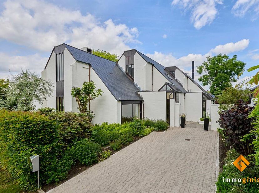 Deze zéér ruime woning met 3 slaapkamer is gelegen op een mooi perceel, vlakbij het centrum van Bocholt. <br />
Indeling gelijkvloers: inkomhal, apart