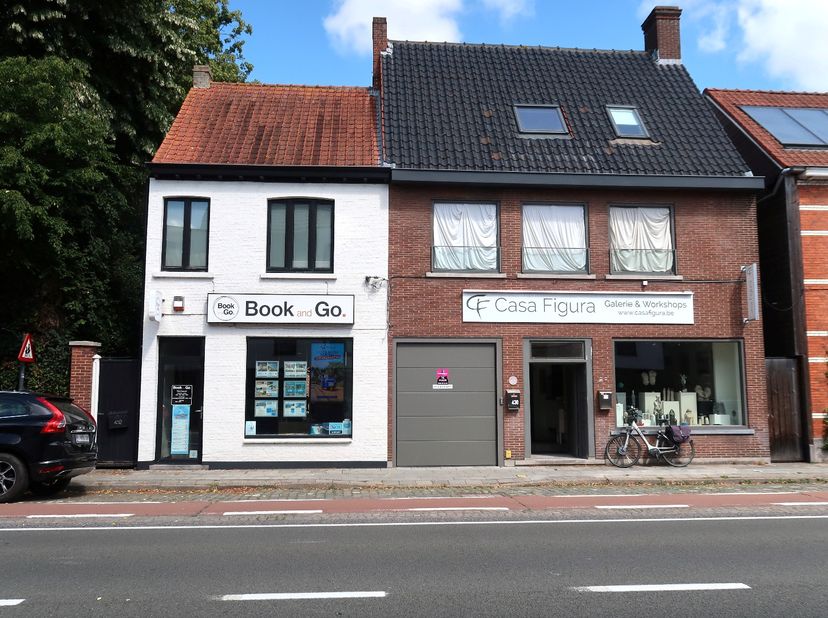 Op een uitstekende en vlot bereikbare locatie aan de Gistelse Steenweg 430 in Sint-Andries bieden wij een praktische opslagruimte te huur aan. De geli