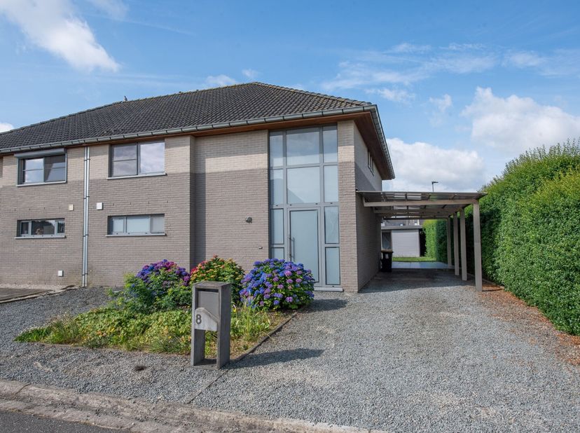 Ideaal gelegen, moderne woning met op het gelijkvloers: inkomhal, gastentoilet, ruime en lichtrijke living met open, volledig ingerichte keuken, bergi