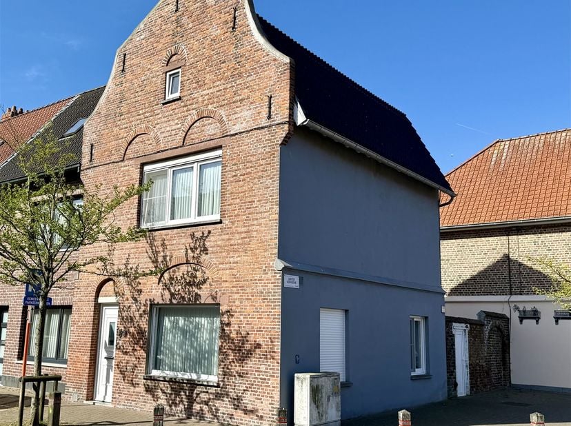 Instapklare hoekwoning op een uitstekende ligging in Oostende.<br />
<br />
De woning is ingedeeld als volgt: inkomhal met trap, praktische berging,