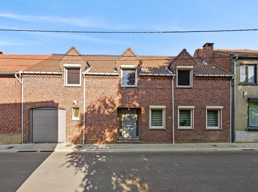 Bent u op zoek naar een ruime gezinswoning met een aangename indeling, veel leefruimte en een gezellige tuin? Dan is deze woning, gelegen aan de Neerr