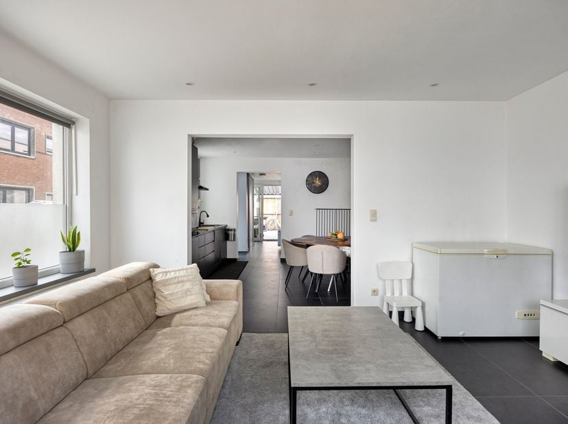 Deze gerenoveerde stadswoning bevindt zich op een absolute toplocatie aan de Goetsbloetsstraat 19, op wandelafstand van het centrum. Dankzij de centra