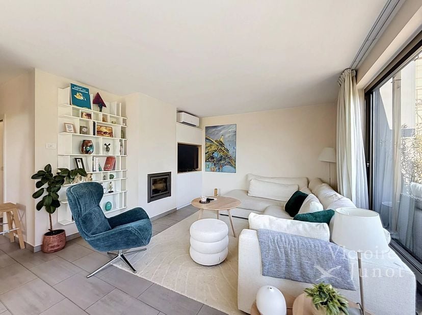 Bien présenté par Elisabeth du Chastel : 0495 79 78 58 / elisabeth.duchastel@victoire.be<br />
Victoire Junot vous propose ce penthouse de 78 m² idéal