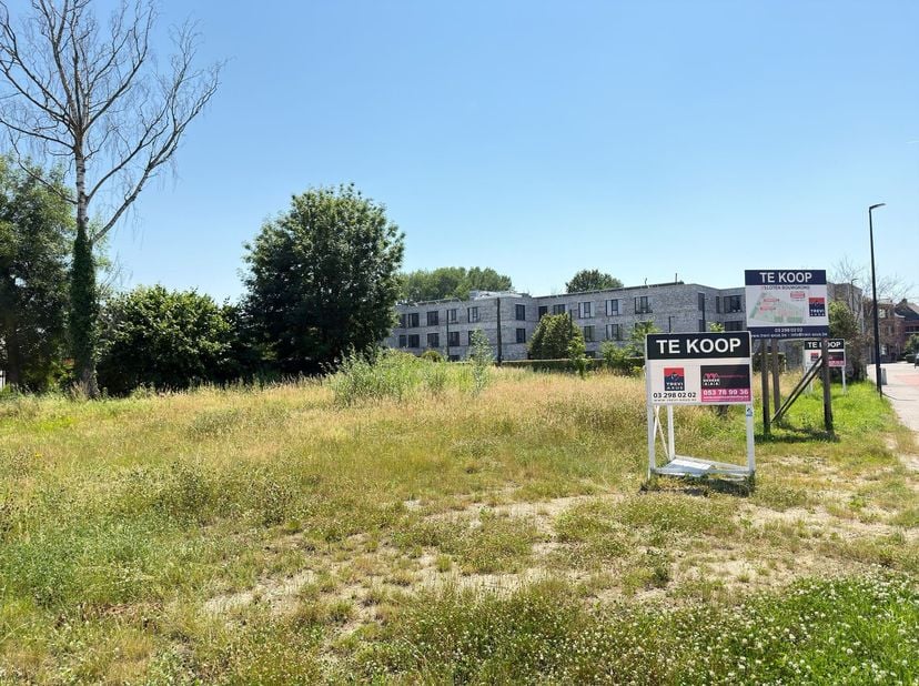 PERCEEL BOUWGROND MET OPPERVLAKTE VAN 494 M² VOOR HALFOPEN BEBOUWING OF LAAGBOUW.<br />
 Het perceel is gelegen in het centrum van het landelijke Baa