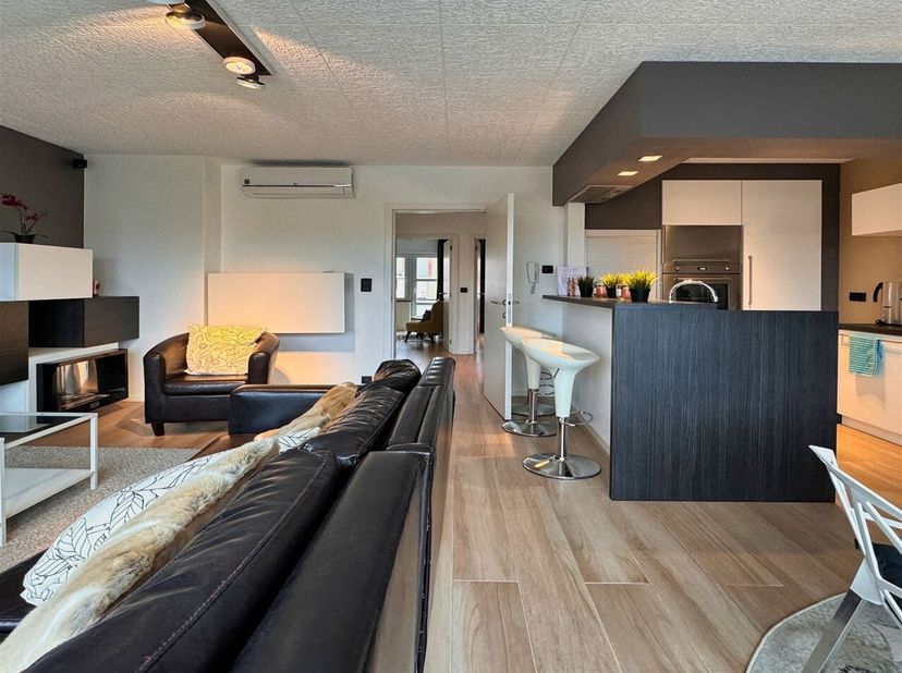 Kleine residentie, dit appartement is gelegen op de 2e/2e verdieping, volledig gerenoveerd in 2024, ± 75 m² bruto vloeroppervlak, gemeubileerd, overlo