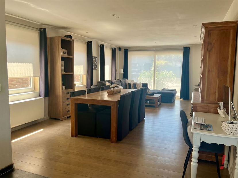 Alleenstaande villa op een mooi perceel van 562 m2. <br />
Dit pand omvat een inkomhal met gastentoilet, ruime lichtrijke woonkamer met eet-en zithoek