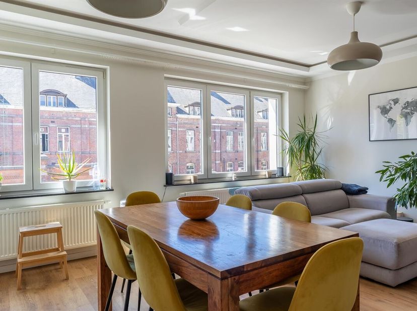 Property One vous propose ce superbe appartement entièrement rénové en 2020, idéalement situé à proximité immédiate de la gare d'Etterbeek et du cimet