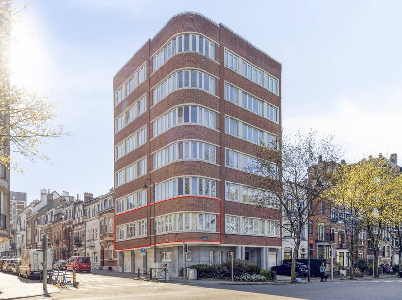 Goed gelegen 3-slaapkamerappartement (108 m²) met een perfect georiënteerd terras, gelegen op de eerste verdieping en met prachtig uitzicht op het Par