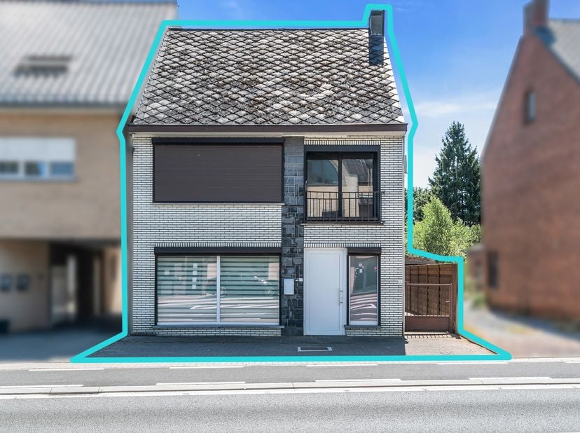 Centraal gelegen in Heusden vinden we dit bijzonder ruime appartement met een bewoonbare oppervlakte van maar liefst 150 m². Dankzij de ruime en prakt