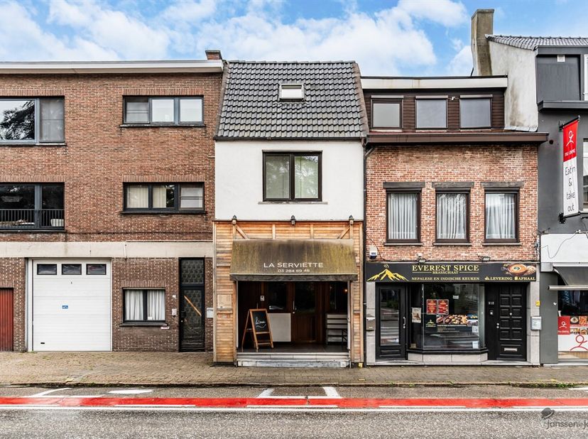 Opbrengsteigendom met handelsgelijkvloers en ruim duplexappartement (144m²) op toplocatie in Brasschaat!<br />
Op een uitstekende locatie, op de grens